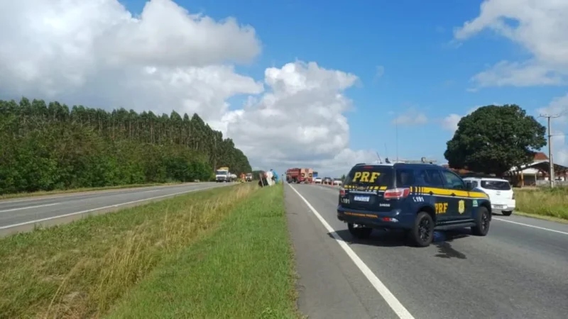 Caminhão-tanque com combustível tomba na BR-230 e deixa trânsito parcialmente interditado na Paraíba