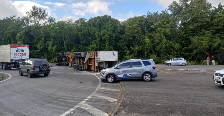 Carreta tomba e bloqueia trecho da BR-230 na Grande João Pessoa