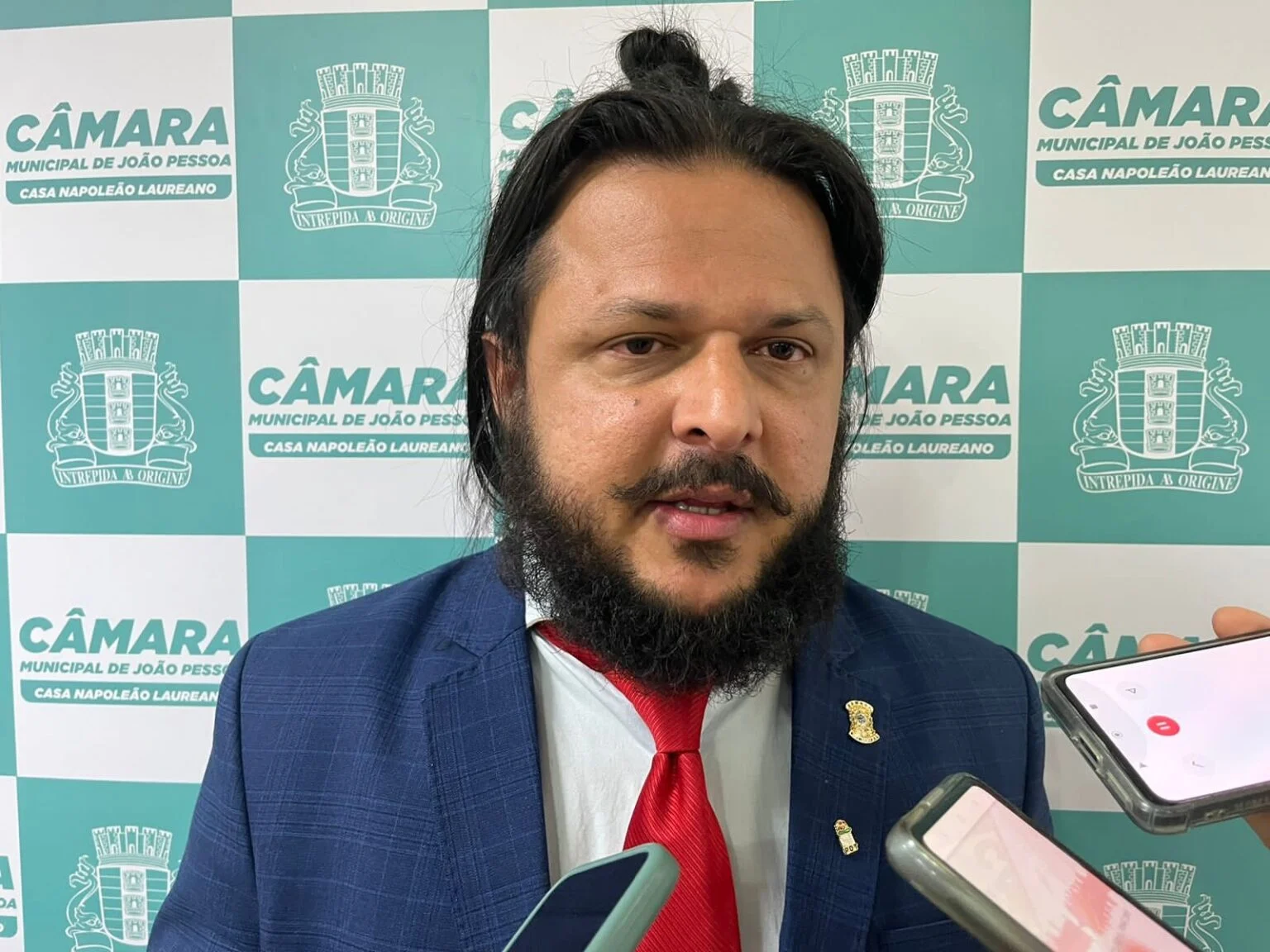 Vereador Junio Leandro critica “leite com Treloso” na política e exige renovação contra oligarquias