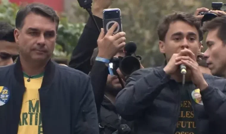 Flávio Bolsonaro promete subir a rampa do Planalto com o pai e ataca Lula e Alexandre de Moraes em ato na Paulista