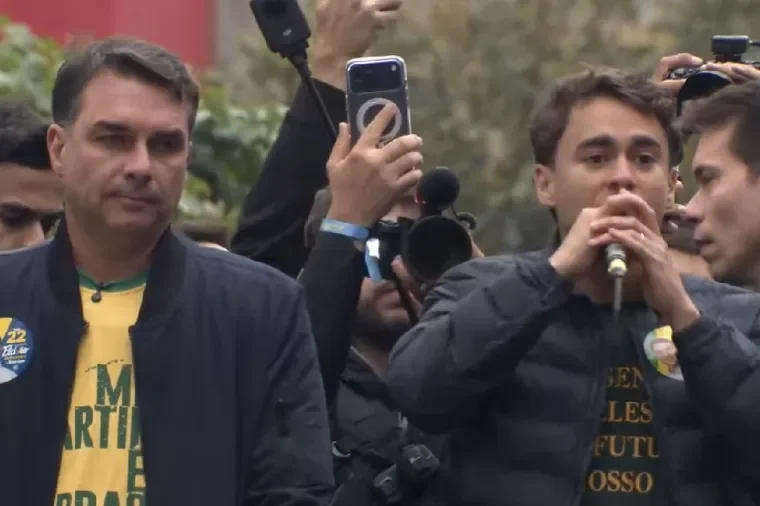 Flávio Bolsonaro promete subir a rampa do Planalto com o pai e ataca Lula e Alexandre de Moraes em ato na Paulista