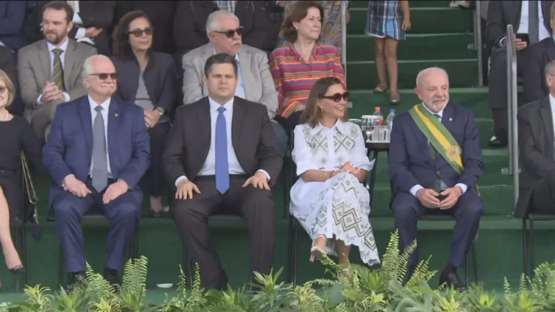 Lula no 7 de Setembro: Presidente prestigia desfile com chefes dos Três Poderes e destaca soberania nacional em tom institucional