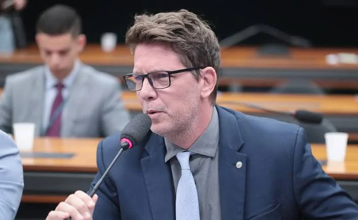 PF Detalha Triangulação de R$ 19 Milhões: Repasse Pessoal de Mário Frias e Notas Frias em Filme de Bolsonaro em Investigação