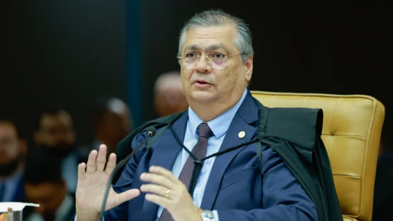 Flávio Dino impede Mário Frias de sair do país e retira passaportes em investigação sobre filme ‘Dark Horse’
