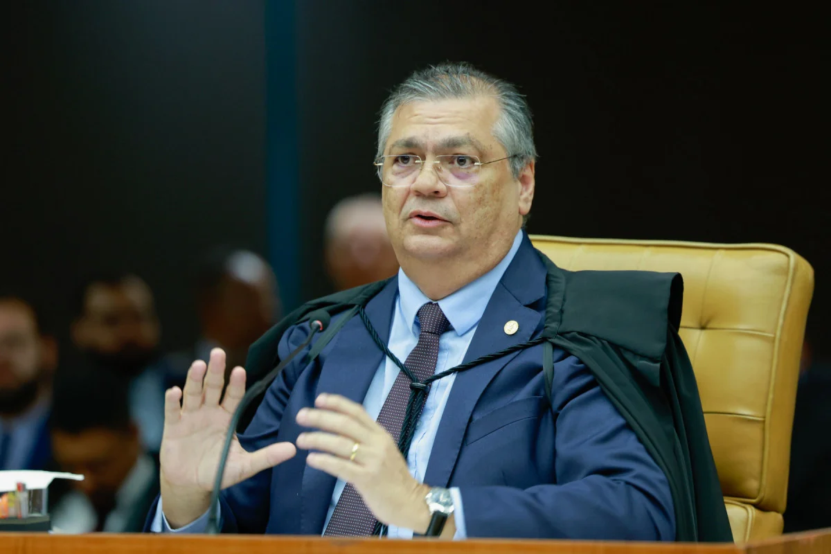 Flávio Dino impede Mário Frias de sair do país e retira passaportes em investigação sobre filme ‘Dark Horse’