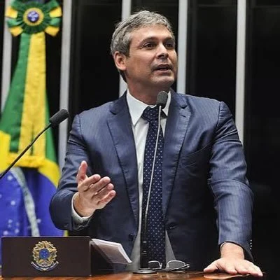 Lindbergh Pede ao STF Registros de Jato Usado por Flávio Bolsonaro em Viagem com Empresário e Advogado