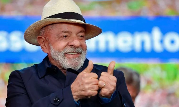 Lula Lidera em 11 Estados Rumo ao 1º Turno, Flávio Bolsonaro em 8 e DF: Pesquisa Revela Disputa Acirrada
