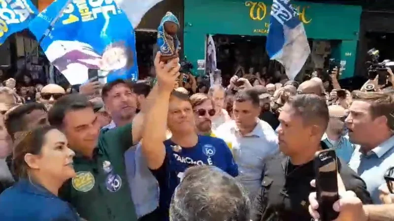 Flávio Bolsonaro e Tarcísio erguem imagem de Nossa Senhora Aparecida em SP após polêmica sobre título da Padroeira