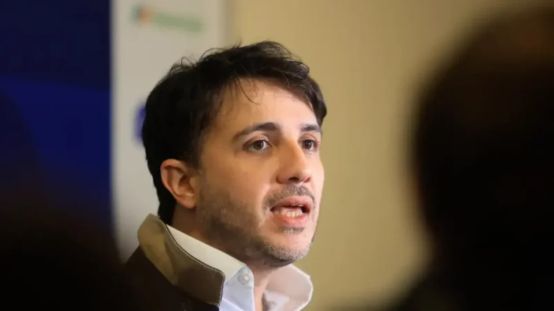 Renan Santos propõe cortes na Previdência e alterar pisos da saúde e educação