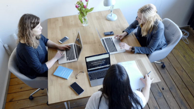 Home office recua e presencial predomina, aponta IBGE