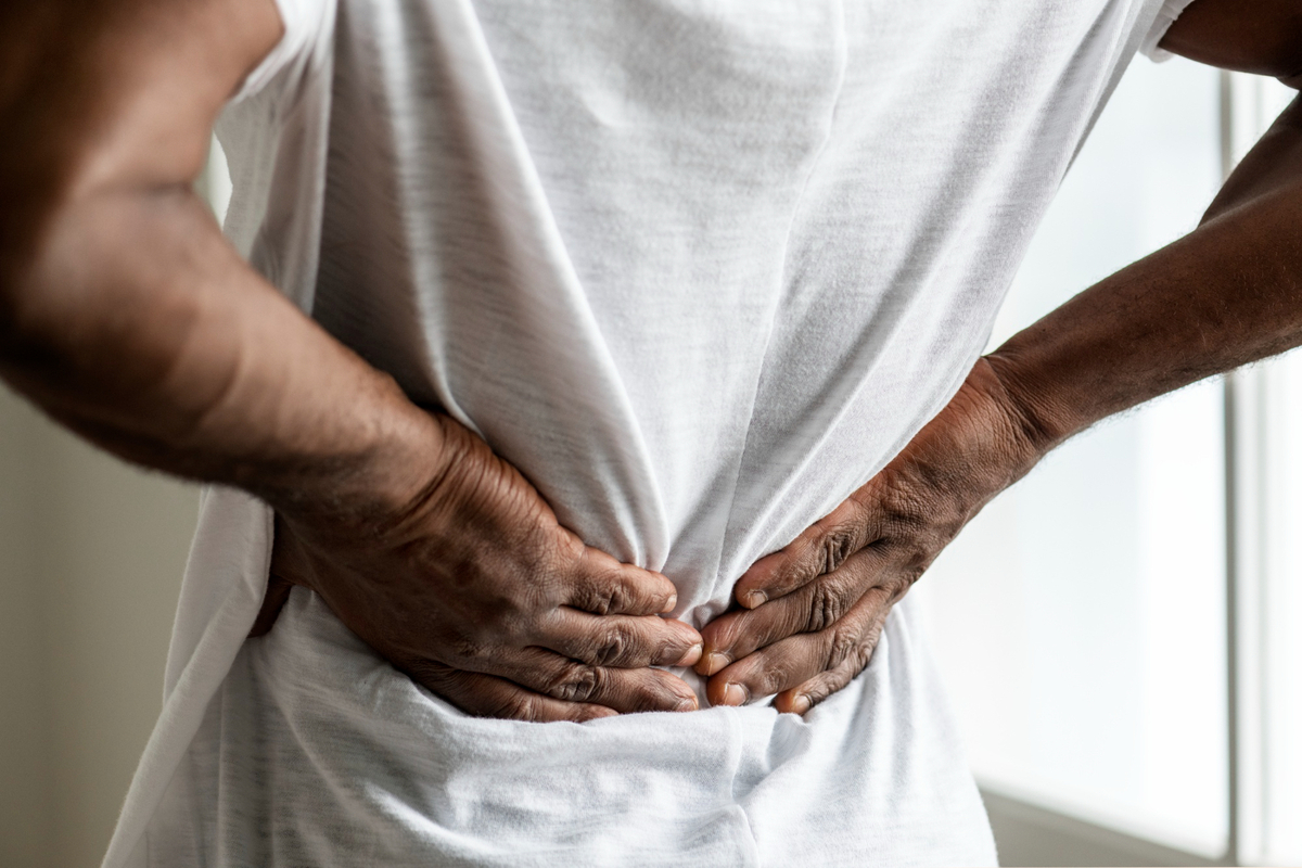 Cirurgia de coluna a laser trata hérnia sem cortes