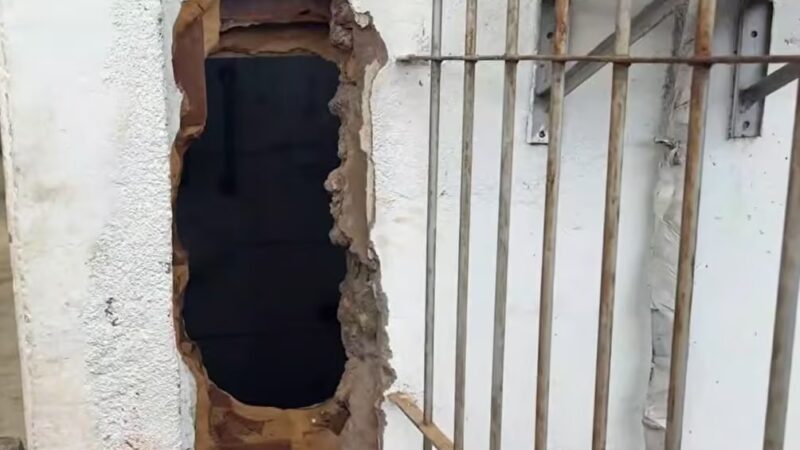 Homem arromba agência da caixa durante a madrugada no conde e foge antes da chegada da polícia