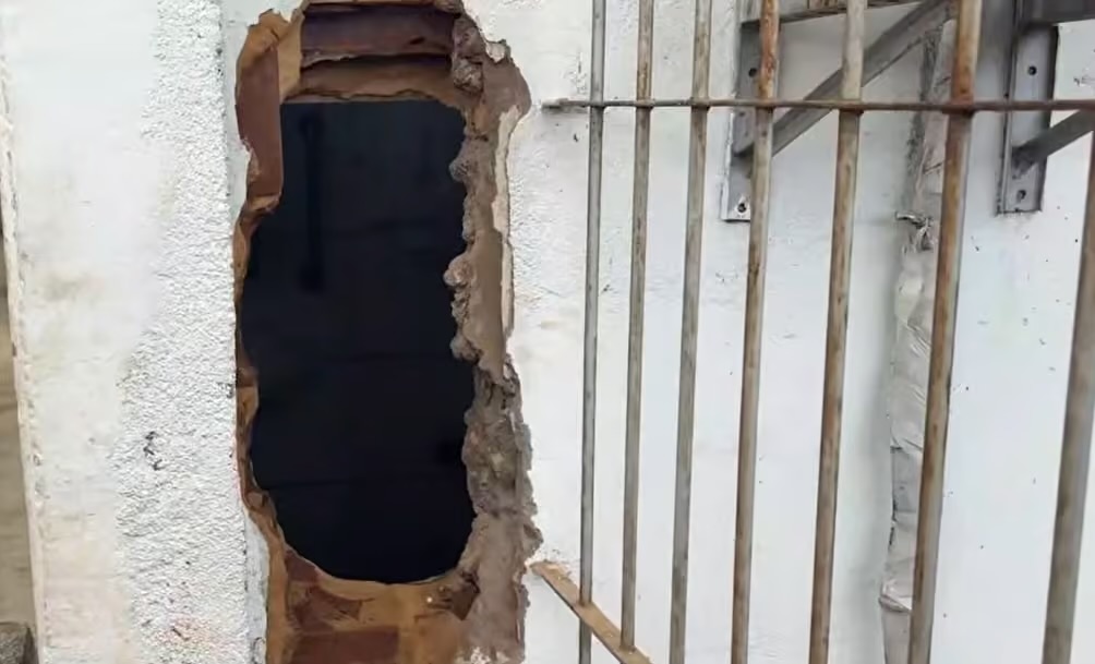 Homem arromba agência da caixa durante a madrugada no conde e foge antes da chegada da polícia