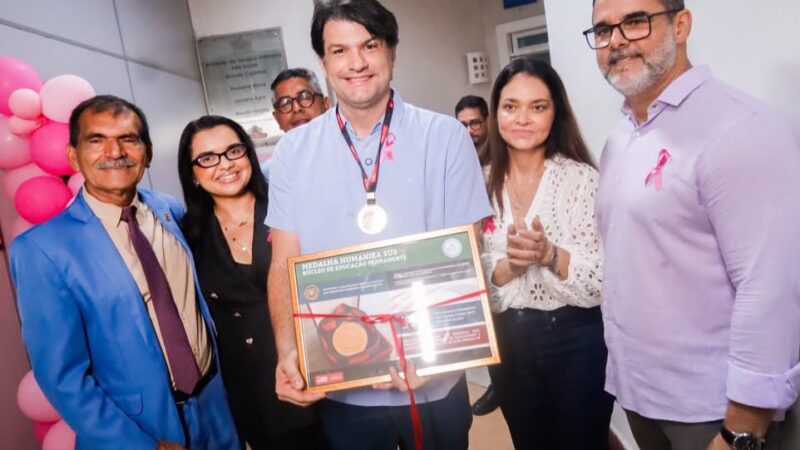 Leo lança medalha para incentivar atendimento humanizado e reforça ações do Outubro Rosa