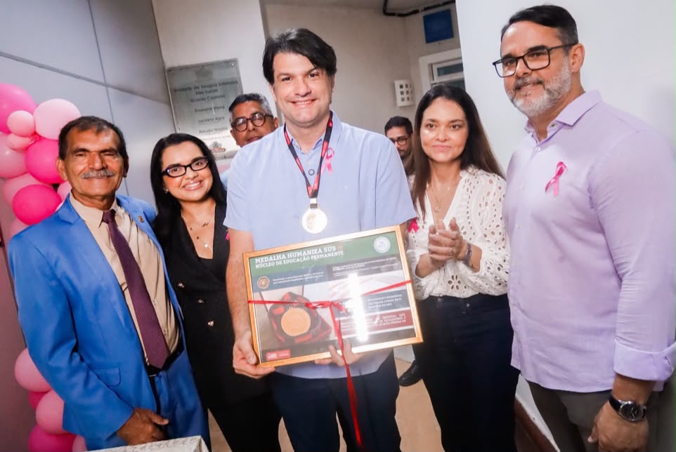 Leo lança medalha para incentivar atendimento humanizado e reforça ações do Outubro Rosa