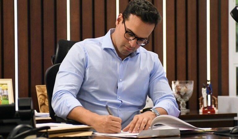 Lucas Ribeiro assina novo Refis para facilitar regularização de débitos fiscais na PB