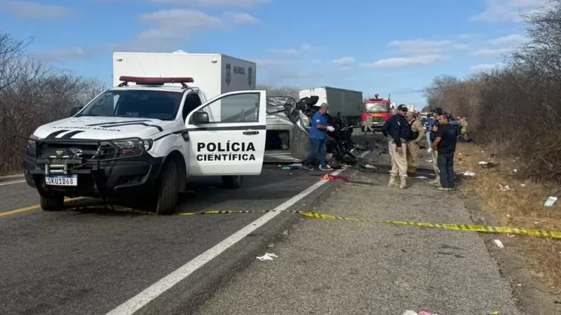 Morre criança de 2 anos após acidente entre van e caminhonete na BR-230