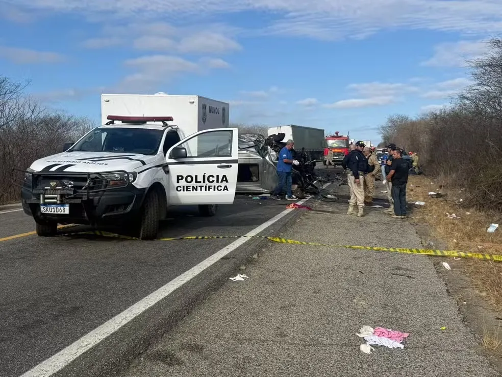 Morre criança de 2 anos após acidente entre van e caminhonete na BR-230