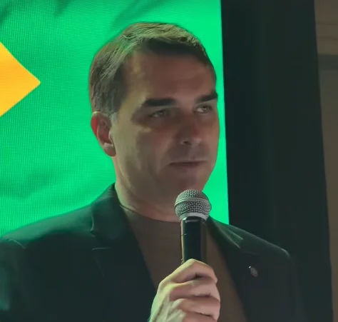 Flávio Bolsonaro Desiste de Debate na Globo Após TSE Proibir Púlpito Vazio de Lula: “Censura”