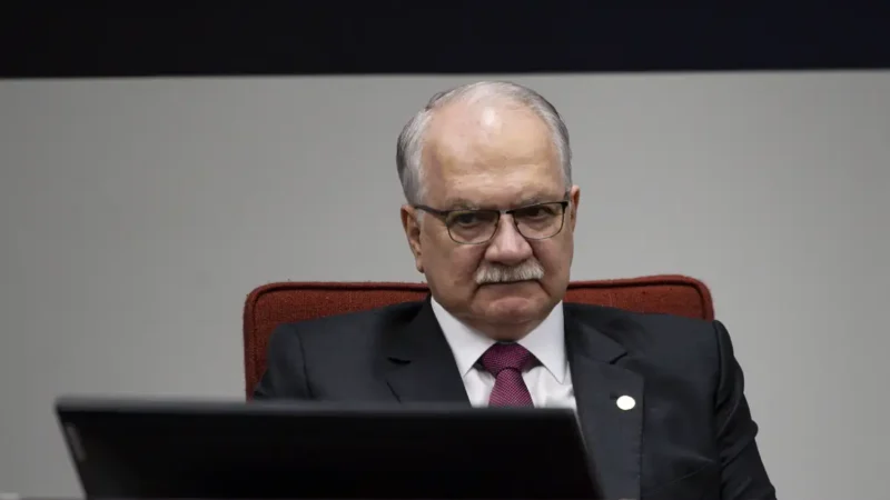 Fachin nega pedido de Flávio Bolsonaro para afastar Dino de processos eleitorais e investigações sensíveis