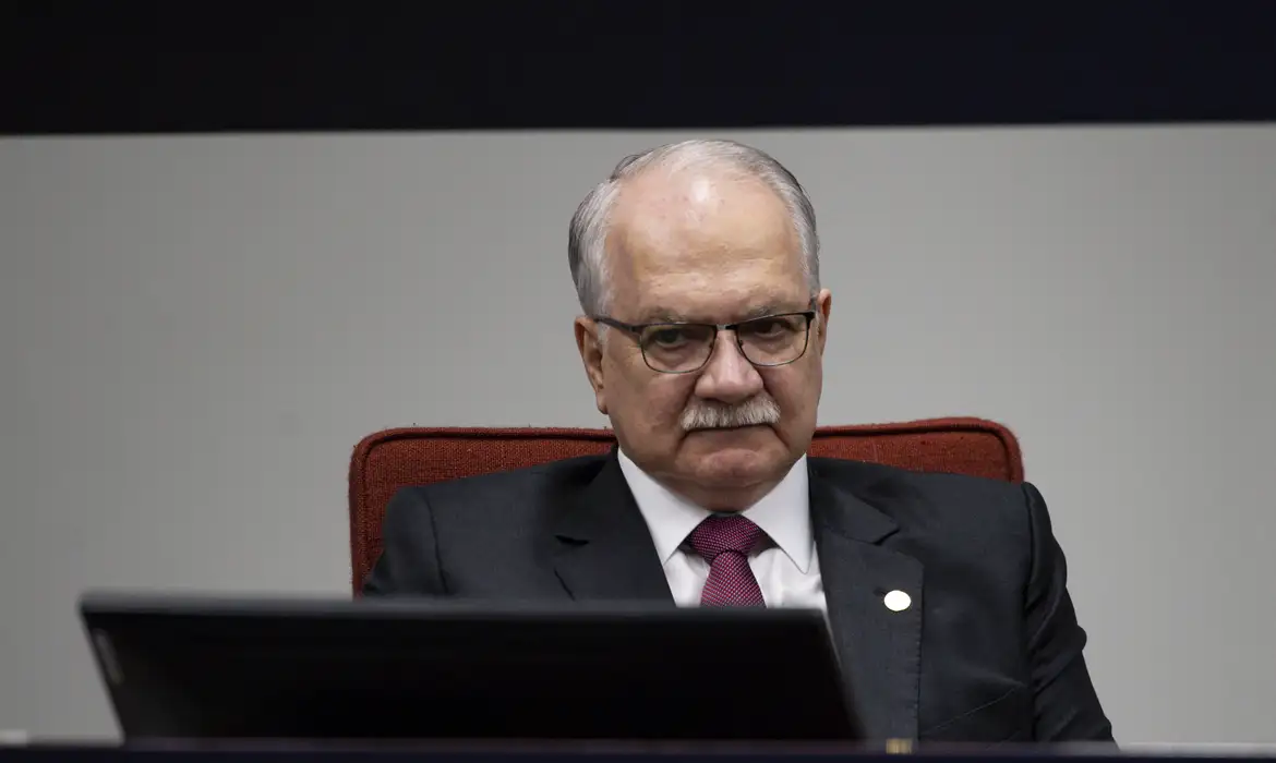 Fachin nega pedido de Flávio Bolsonaro para afastar Dino de processos eleitorais e investigações sensíveis