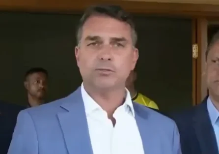 Flávio Bolsonaro propõe ‘liberdade total’ na carga horária e critica Lula sobre fim da escala 6×1