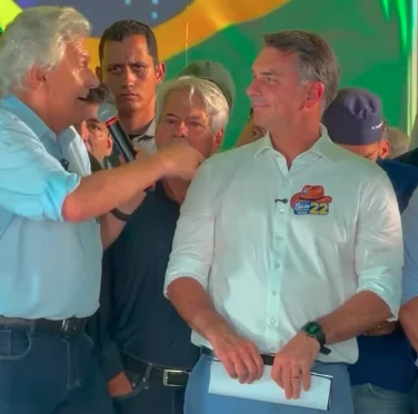 Flávio Bolsonaro promete usar maioria no Congresso para MUDAR a Constituição se eleito presidente