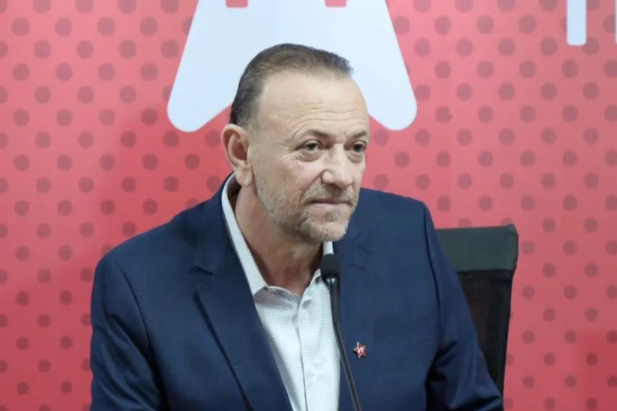 Edinho Silva Acusa Ex-Banqueiro Vorcaro de Tentar Proteger Flávio Bolsonaro com Falas Divulgadas pela VEJA