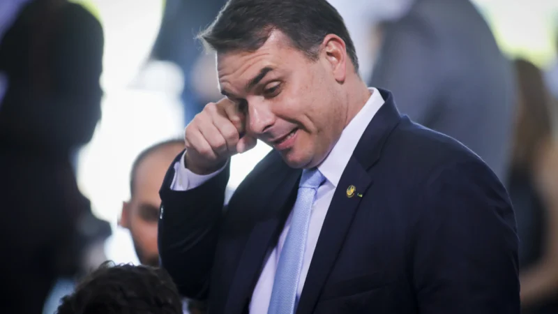 Flávio Bolsonaro Relatou PEC das Praias: Entenda o Papel do Senador e o Debate Sobre Privatização do Litoral Brasileiro