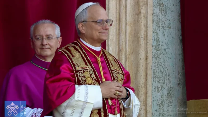 Papa Leão XIV passa por cirurgia de pulmão no Vaticano após diagnóstico de câncer, recuperação em andamento