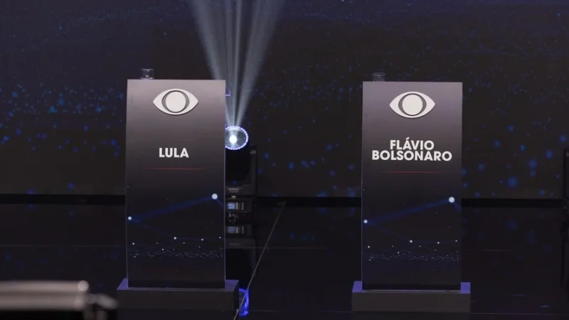 Flávio Bolsonaro Desiste de Debate na Band; Lula Confirma Presença e Emissora Mantém Púlpito Vazio