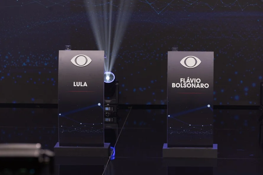 Flávio Bolsonaro Desiste de Debate na Band; Lula Confirma Presença e Emissora Mantém Púlpito Vazio