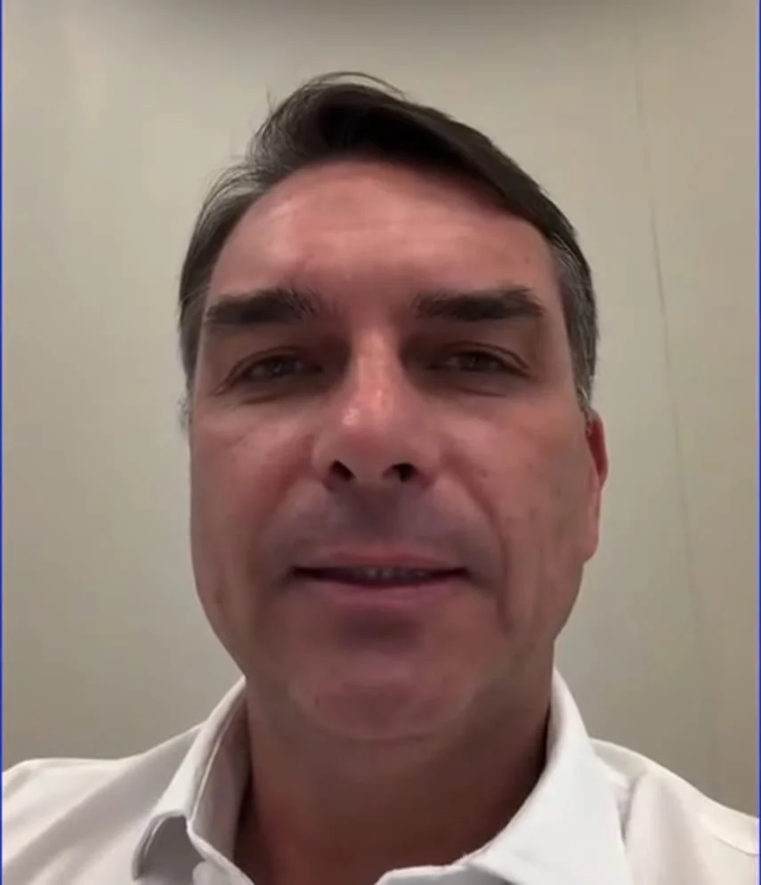 Flávio Bolsonaro Confirma Presença no Debate da Band Após Confirmação de Lula; Eleitores Aguardam Confronto no Domingo
