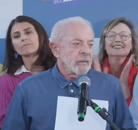 Lula desafia Flávio Bolsonaro a abrir sigilos bancário e telefônico de família e empresas após promessa ao TSE