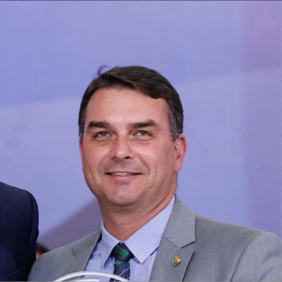 Flávio Bolsonaro impõe exigências para quebrar sigilos e aceitar desafio de Lula em meio a trocas de acusações