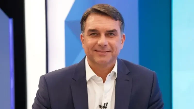 Flávio Bolsonaro condiciona liberação de sigilos à análise de documentos de Lula; Deltan Dallagnol será o responsável
