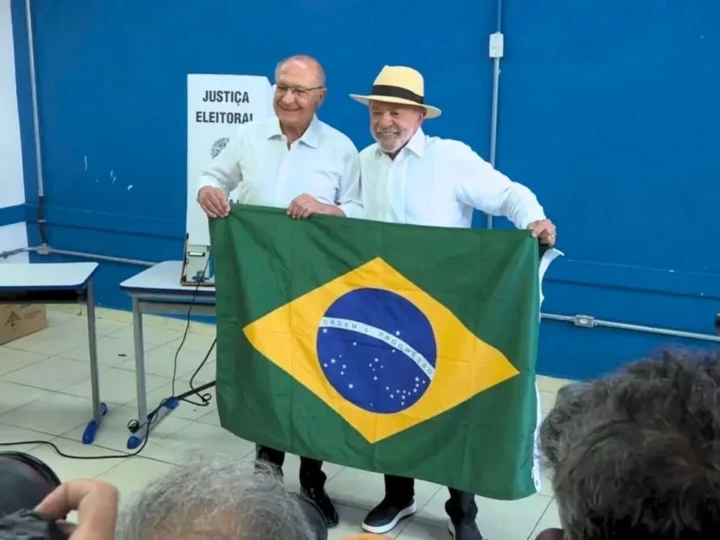 Lula vota em São Bernardo, chama Flávio Bolsonaro de ‘mentiroso’ e celebra carinho de eleitores em campanha histórica
