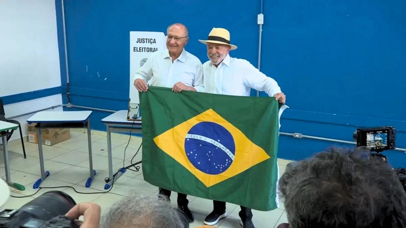 Lula vota em São Bernardo, chama Flávio Bolsonaro de ‘mentiroso’ e celebra carinho de eleitores em campanha histórica