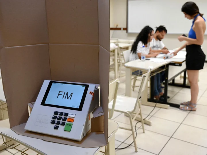 Urnas Eletrônicas na Paraíba: 18 Substituições e 1 Prisão por Tumulto nas Primeiras Horas do 2º Turno