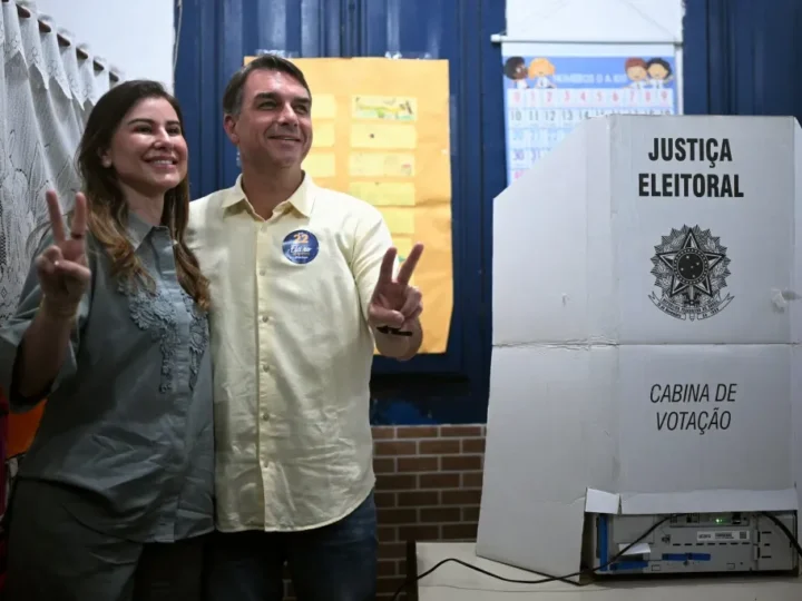 Flávio Bolsonaro vota no Rio de Janeiro em meio a gritos de “Lula” e “Ana Clara”, defende campanha “limpa”