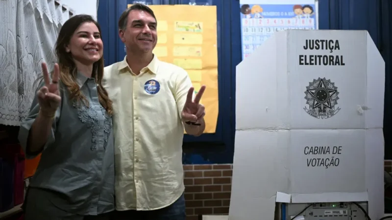 Flávio Bolsonaro vota no Rio de Janeiro em meio a gritos de “Lula” e “Ana Clara”, defende campanha “limpa”