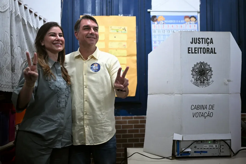 Flávio Bolsonaro vota no Rio de Janeiro em meio a gritos de “Lula” e “Ana Clara”, defende campanha “limpa”