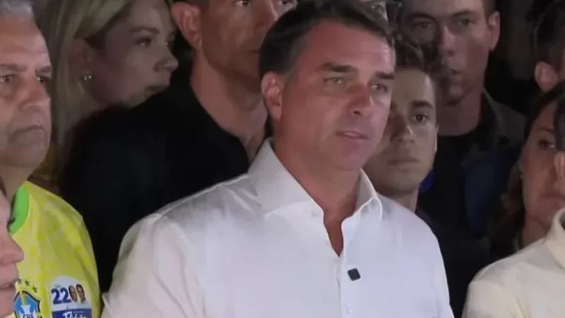 Flávio Bolsonaro contesta vitória de Lula após prorrogação de votação; campanha dele também pediu extensão do horário