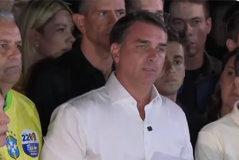 Flávio Bolsonaro contesta vitória de Lula após prorrogação de votação; campanha dele também pediu extensão do horário