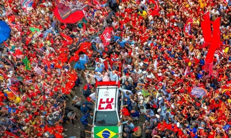 Lula Conquista 10,2 Milhões de Votos no 2º Turno e Supera Flávio Bolsonaro, Revertendo Derrota Inicial