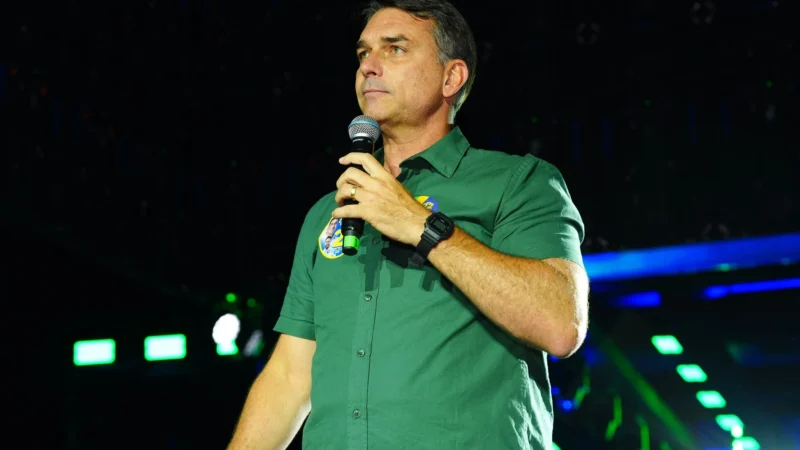 Flávio Bolsonaro recua de anular eleição, mas mira cassação da chapa de Lula com nova ação judicial