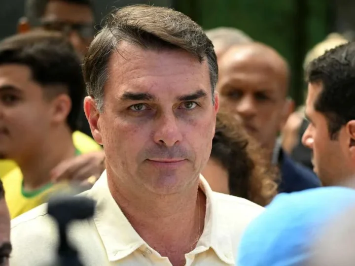 Flávio Bolsonaro é alvo de pedidos de apreensão de passaporte após visita ao pai em Brasília