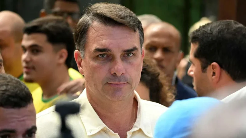 Flávio Bolsonaro é alvo de pedidos de apreensão de passaporte após visita ao pai em Brasília