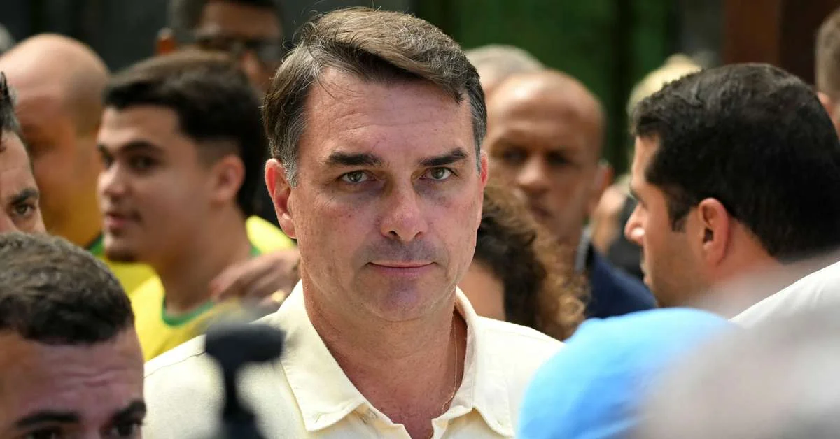 Flávio Bolsonaro é alvo de pedidos de apreensão de passaporte após visita ao pai em Brasília