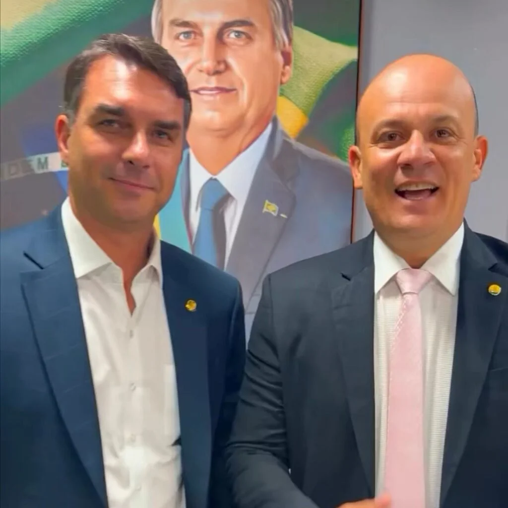 Cabo Gilberto Declara Apoio Total a Flávio Bolsonaro em Meio a Notícias de Fuga para os EUA e Acusa Moraes de Perseguição